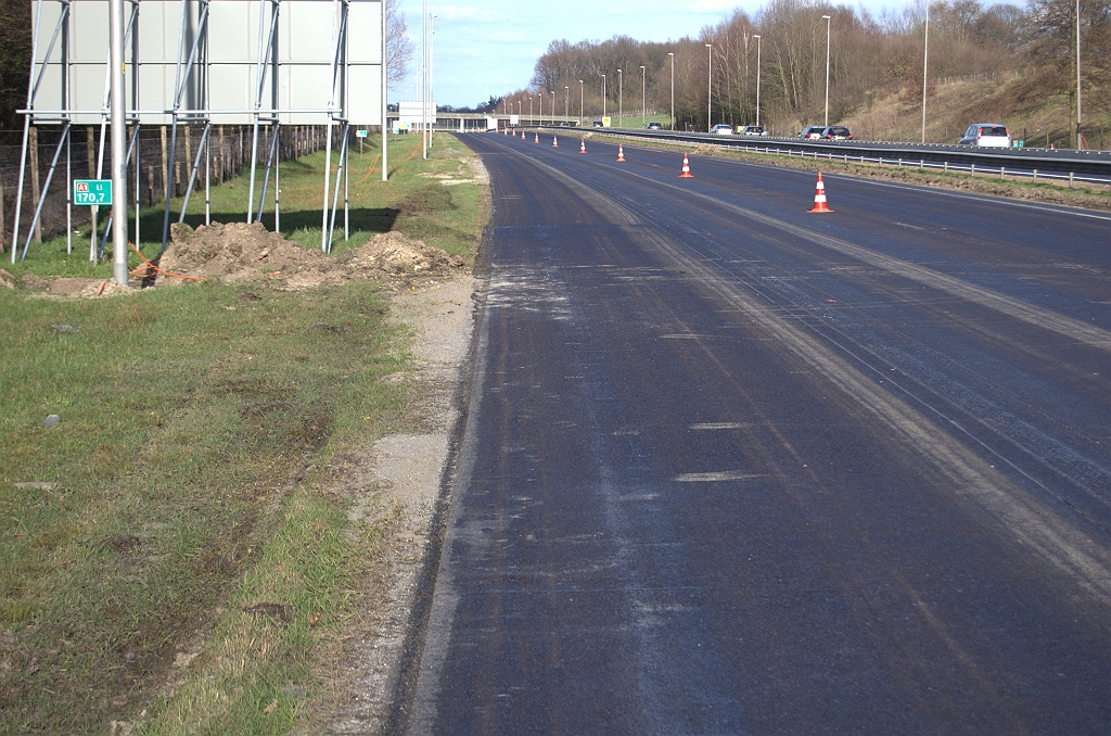 20100402-173329.bmp - Dat beton is nu aan het zicht onttrokken door een hechtlaag waarop de overlaging met asfalt gaat plaatsvinden.