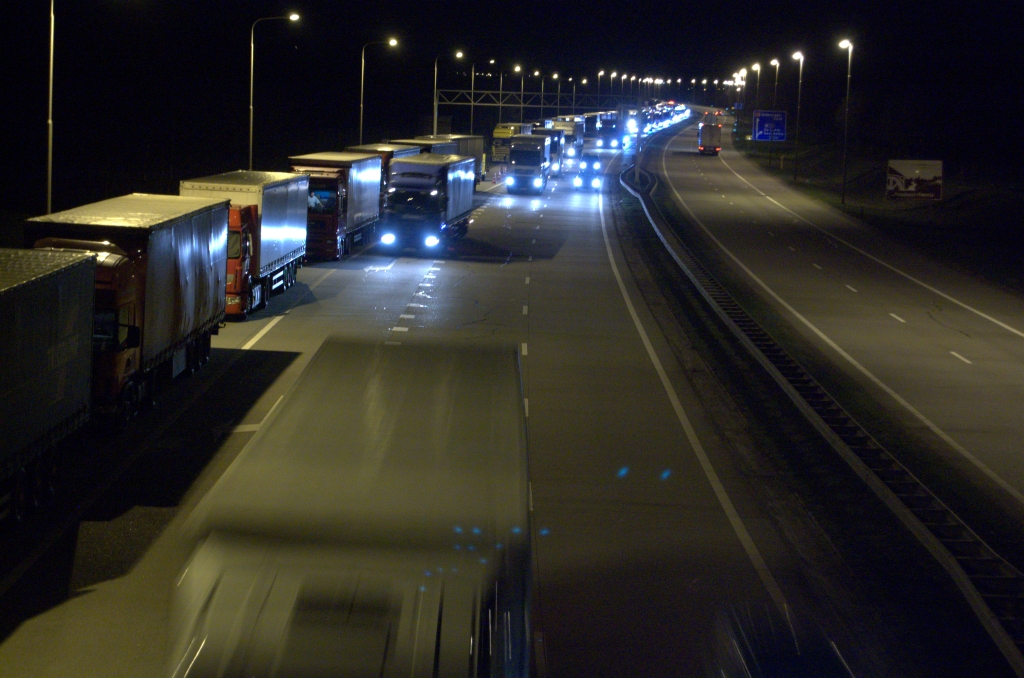 20100402-215739.bmp - Bijna tien uur. Rijstrook twee afgezet (buiten beeld) zodat de vluchtstrook redelijk veilig verlaten kan worden.