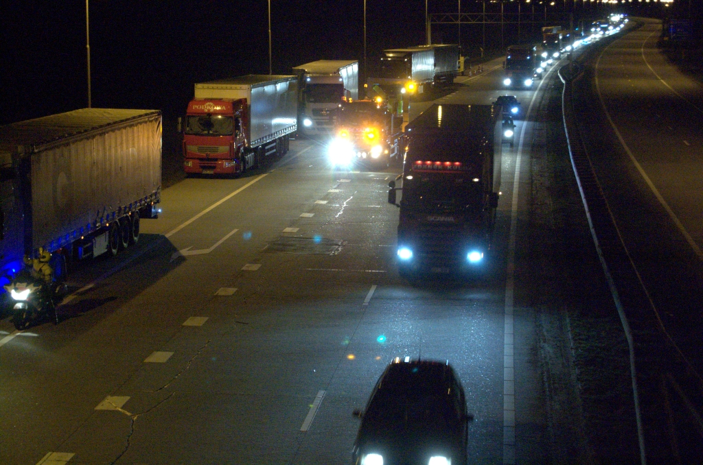 20100402-230954.bmp - Veegploeg bestaande uit pijlwagen en KLPD te motor maant de laatste voertuigen van de vluchtstrook.