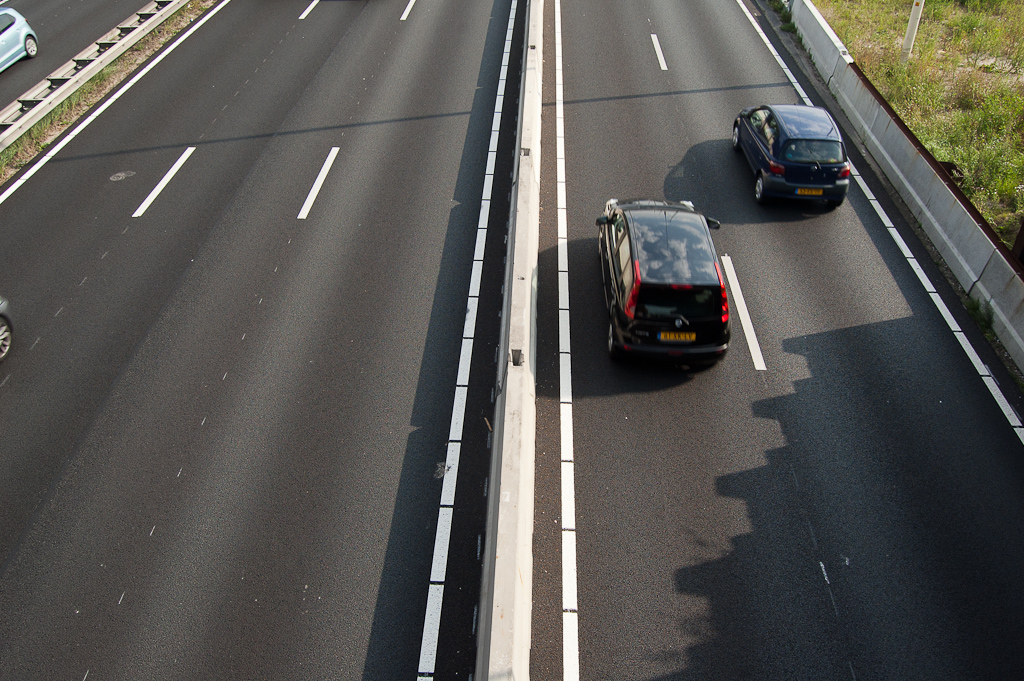 20110916-150021.jpg - Men heeft dus negen rijstroken onder het oude viaduct weten te realiseren. Vooral de parallelrijbaan ziet er daardoor wat krapjes uit.