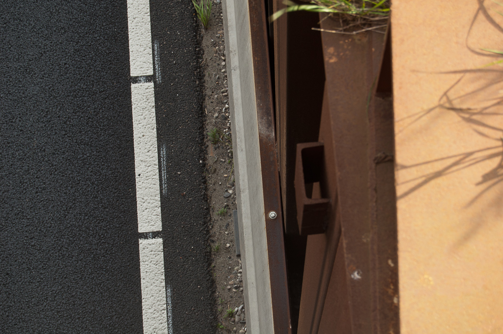 20110916-150115.jpg - Het lijken gehalveerde barriers die tegen de damwanden zijn bevestigd.