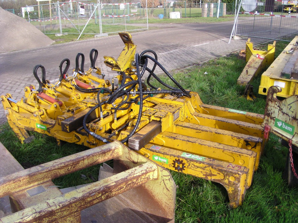 p1010007.jpg - Navraag leerde ons dat we het openstaande bouwhek eigenlijk niet hadden mogen passeren, zodat we reeds na korte tijd rechtsomkeert maakten. Op de terugweg deze machine aangetroffen, lijkt een railslegger o.i.d.?