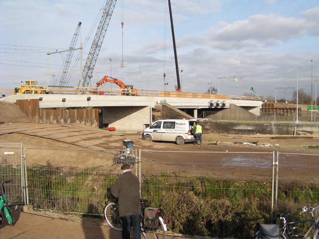 p1010009.jpg - Zicht vanaf de publiekstribune op het spoorviaduct, waarvan de nieuwe brugmoten links en rechts de vorige dag waren ingereden.