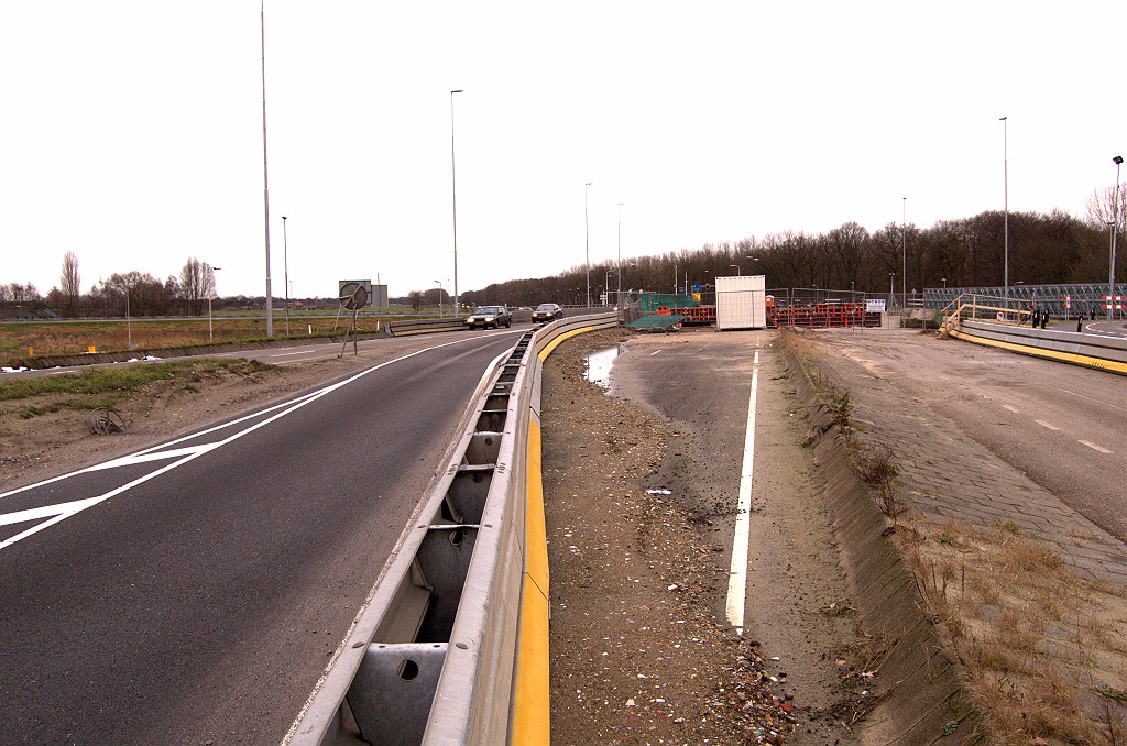 20081221-144044.bmp - De N617 is hier 2x2 rijstroken, maar is tijdens de ombouw plaatselijke versmald tot 1x2.