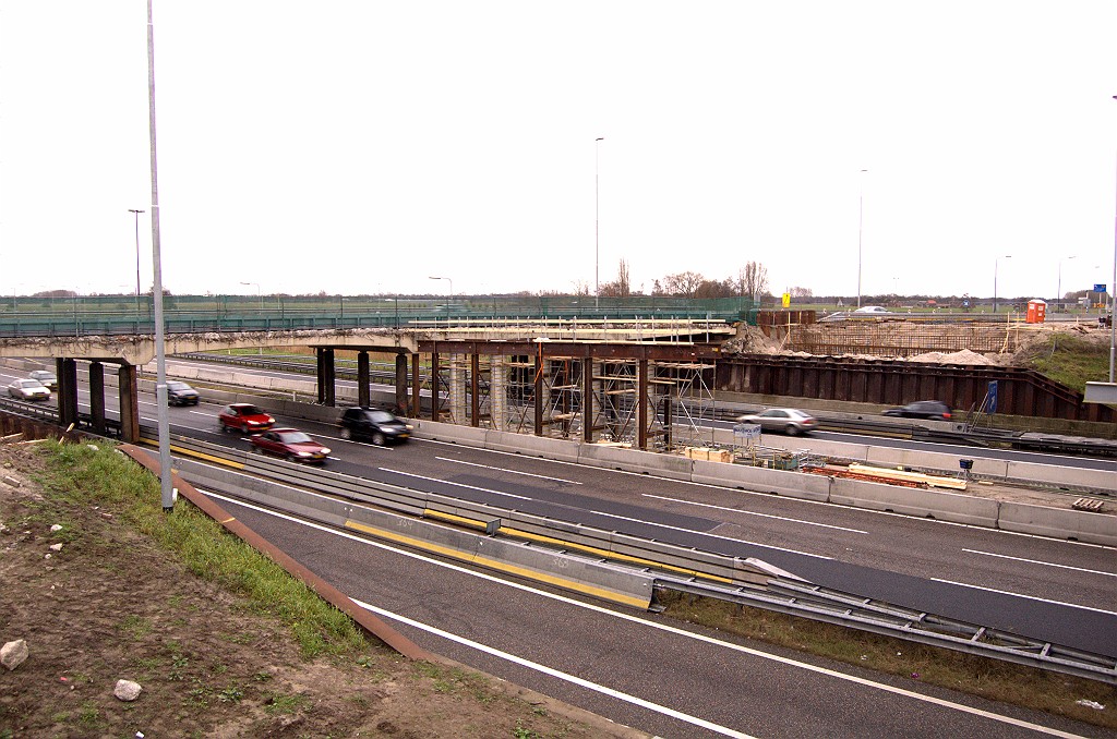 20081221-144324.bmp - Het tracebesluit vermeld hier 1 nieuw viaduct met een breedte van 30 meter, maar wat er nu aan steunen staat lijkt te weinig voor zo'n breedte. De verkanting suggereert dat er een tweede viaduct aan de zuidzijde zou komen, dus niet op de plek van het gehalveerde oude viaduct.