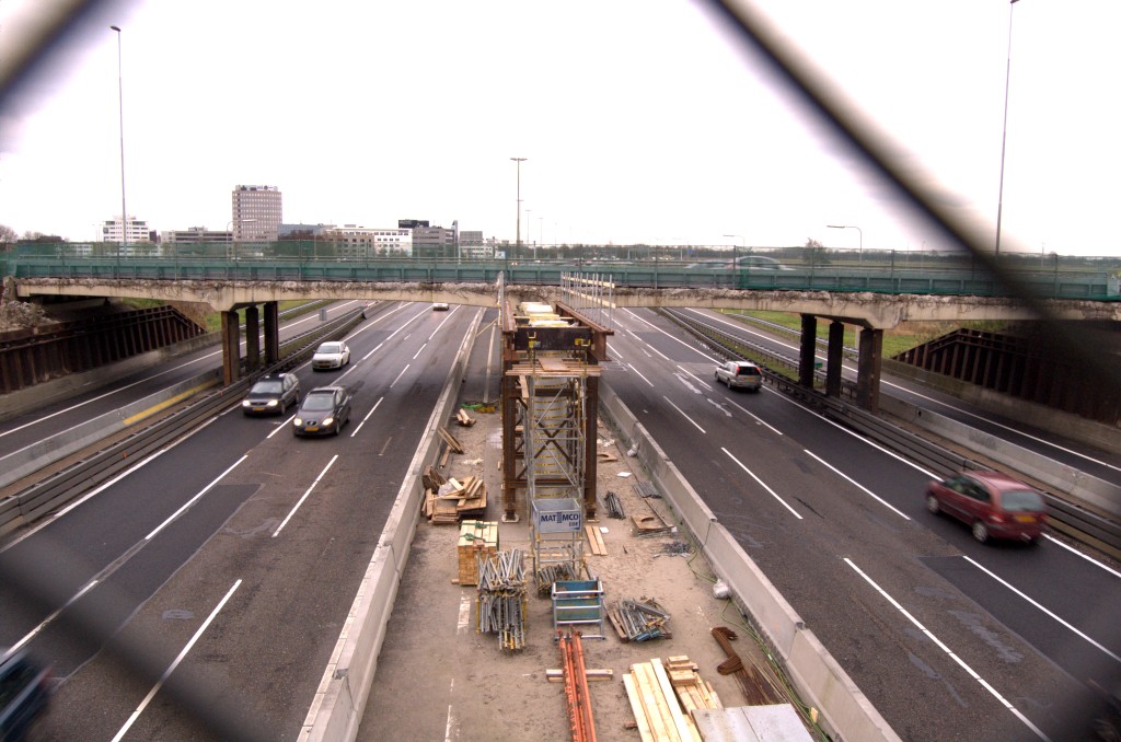 20081221-144532.bmp - Het oude viaduct bestond kennelijk uit twee delen die met opvulbeton aan elkaar verbonden waren. Het zuidelijk gedeelte is gesloopt zodat werkruimte ontstond voor een nieuw viaduct. Links en rechts nog zichtbaar de damwanden grondkeringen die wellicht begin deze eeuw zijn aangebracht bij de verbreding van de A2 's Hertogenbosch naar 2x3 rijstroken.