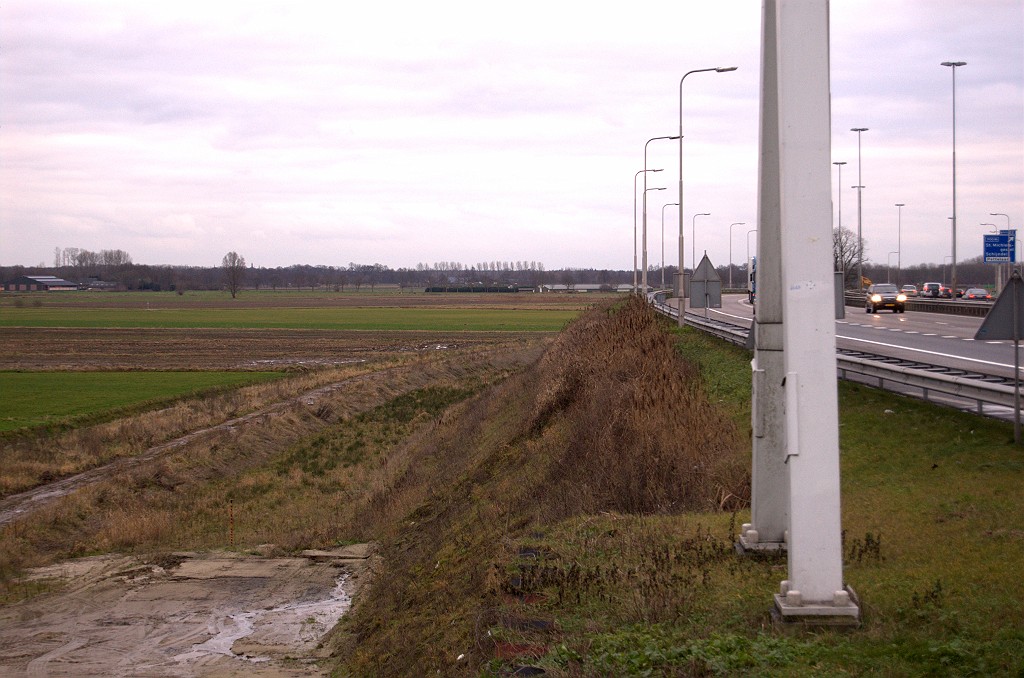 20081221-145954.bmp - Van de parallelbaan die vanuit zuidelijke richting moet aansluiten op de nieuwe brug is nog niets te bekennen. Wel lijkt er al een bermsloot te zijn verlegd.