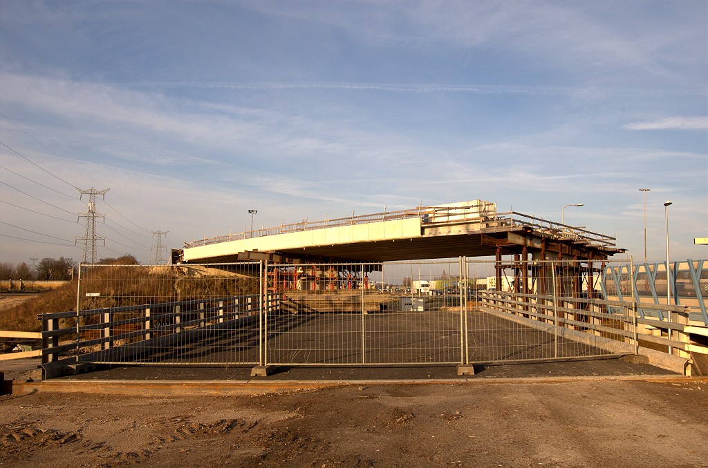 20081227-144521.bmp - Drie rijstroken moeten er over die hulpbrug komen.