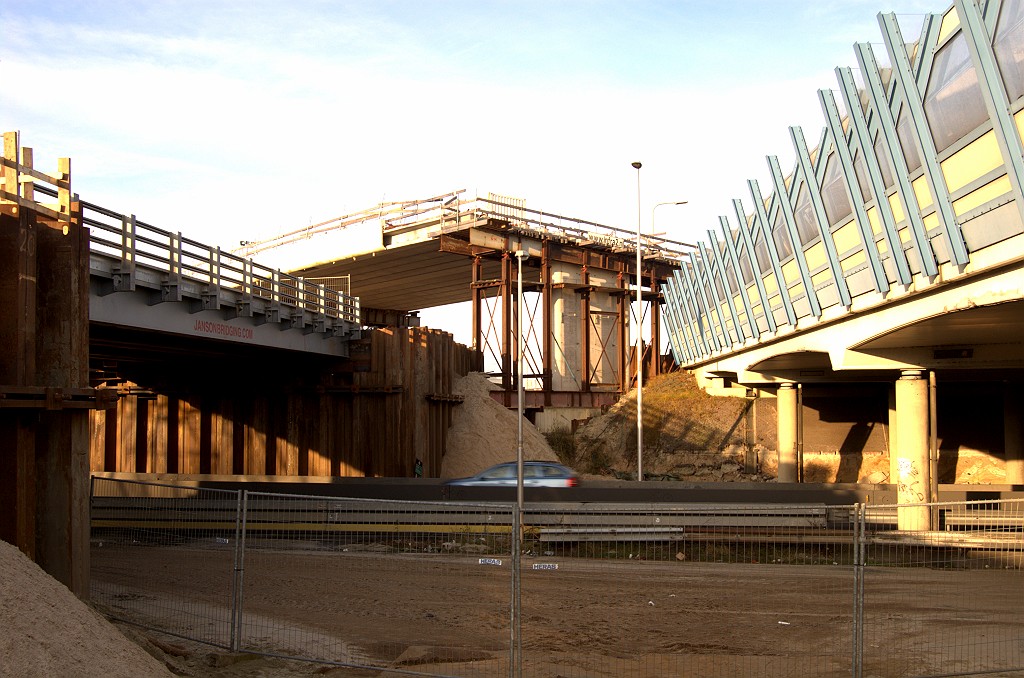 20081227-145022.bmp - Tijdelijk, nieuw, en oud in kp. Hintham. Stalen hulpbrug in de parallelbaan west, flyover in de verbindingsweg Utrecht-Nijmegen, en het oude viaduct in de A2 (bouwjaar 1967).