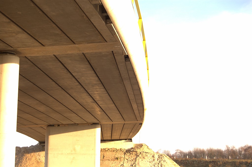 20081227-150005.bmp - Prefab liggers in de flyover Utrecht-Nijmegen. Om het zaakje weer een rond uiterlijk te geven moet er worden opgevuld. In Eindhoven heeft men dit probleem niet door alle flyovers in-situ te storten, maar dat is arbeidsintensiever en tijdrovender.