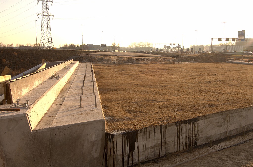 20081227-150101.bmp - Van het andere kunstwerk in kp. Hintham, het tunneltje in de verbindingsweg Nijmegen-Eindhoven, is het eerste gedeelte gereed zodat de oostelijke parallelbaan eroverheen zou kunnen worden gelegd.