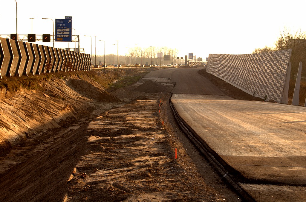 20081227-151316.bmp - Westelijke parallelrijbaan tussen kp. Hintham en de Aa. Verderop word de rijbaan breder, zodat er twee rijstroken vanuit de tunnel bij kunnen komen.