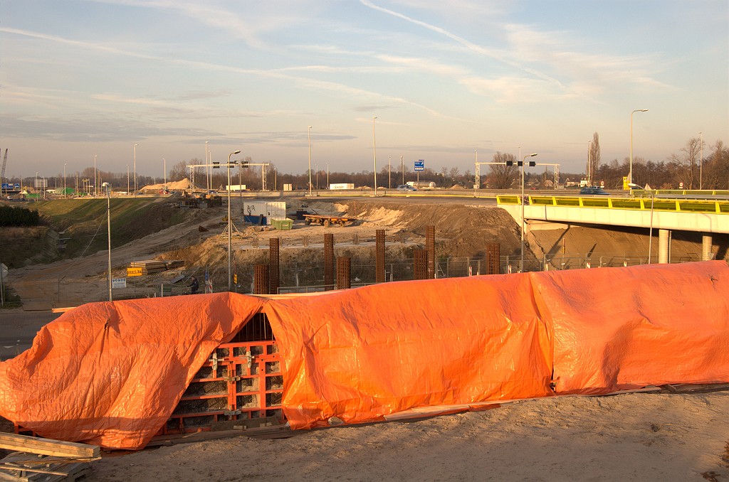 20081227-152857.bmp - Met zijn eigen viaduct kan de verbindingsweg Utrecht-Nijmegen al eerder afsplitsen van de A2 en een flauwe boog inzetten...