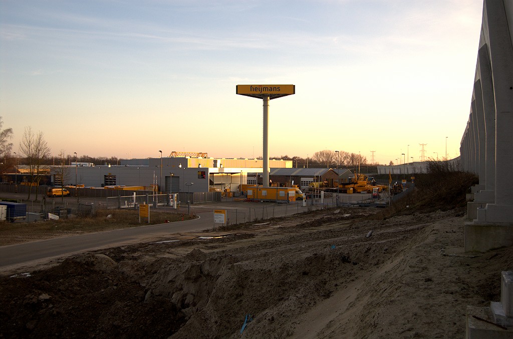 20081227-155256.bmp - De hoofdrolspeler in de Randweg Eindhoven is het project in eigen stad niet gegund. De hoofdvestiging is ook eens nog deels verscholen achter nieuwe geluidsschermen.