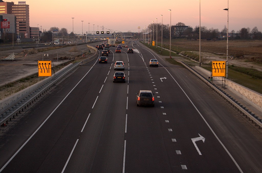 20081227-162828.bmp - Wegvak spoorviaduct-aansluiting Rosmalen. Het doorgaande A2 verkeer is verplaatst onder het nieuwe parallelbaanviaduct en de afrit Rosmalen loopt nog verder door over de parallelbaan. Zeer ruim wegprofiel waar in de eindsituatie maar twee rijstroken, een uitvoegstrook en een vluchtstrrok komen te liggen.