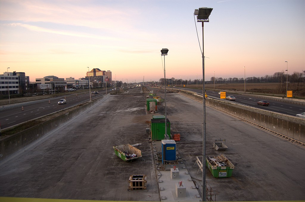 20081227-162930.bmp - Bestaande tunnelbakken in de hoofdrijbanen zijn smaller, maar boden in de oude situatie toch plek aan 2x3 rijstroken met ietwat versmalde vluchtstroken.