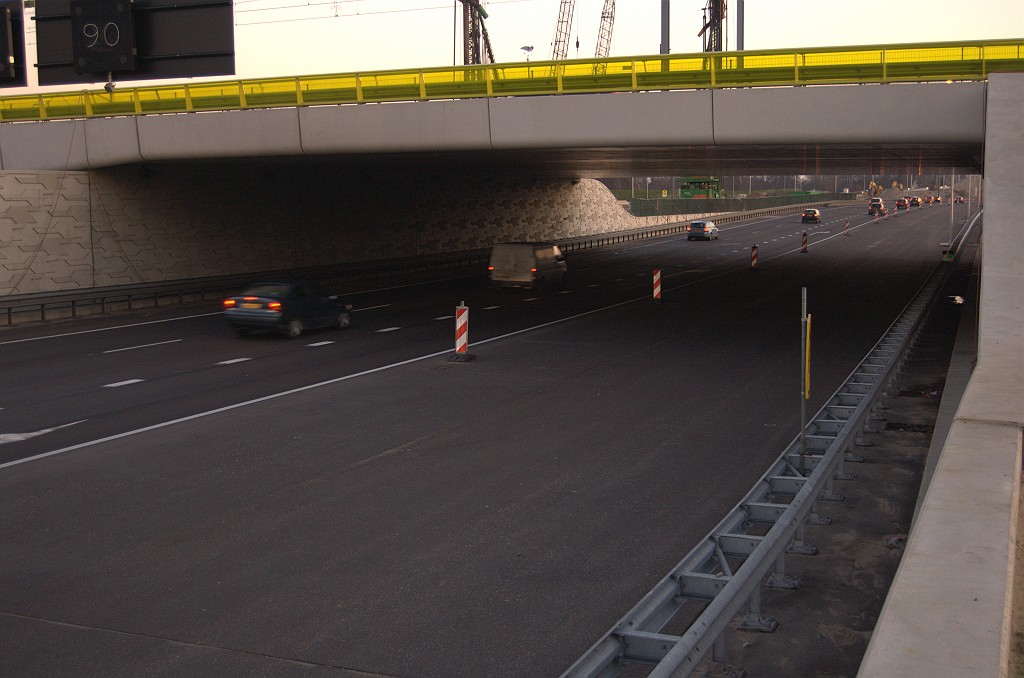 20081227-163249.bmp - Onder het spoorviaduct is de ruimtereservering niet alleen aanwezig, maar ook direct volgeasfalteerd. De rijbaan is dus een stuk breder dan voor de eindsituatie benodigd is.