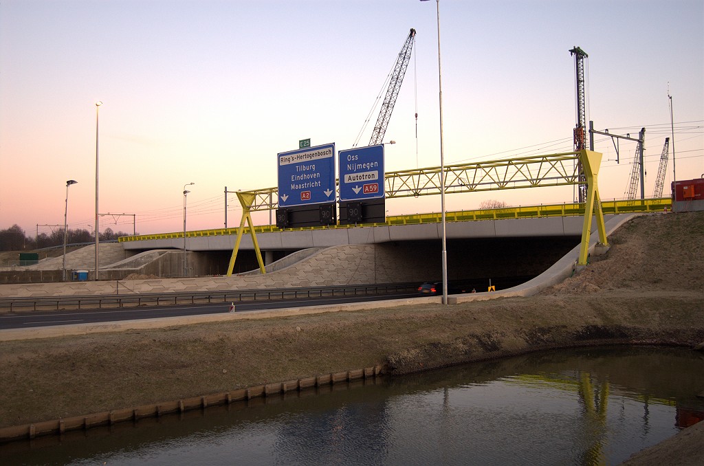 20081227-163340.bmp - Ook bij het spoorviaduct een portaal in de kleur geel, een karakteristiek element van de nieuwe A2 's Hertogenbosch.