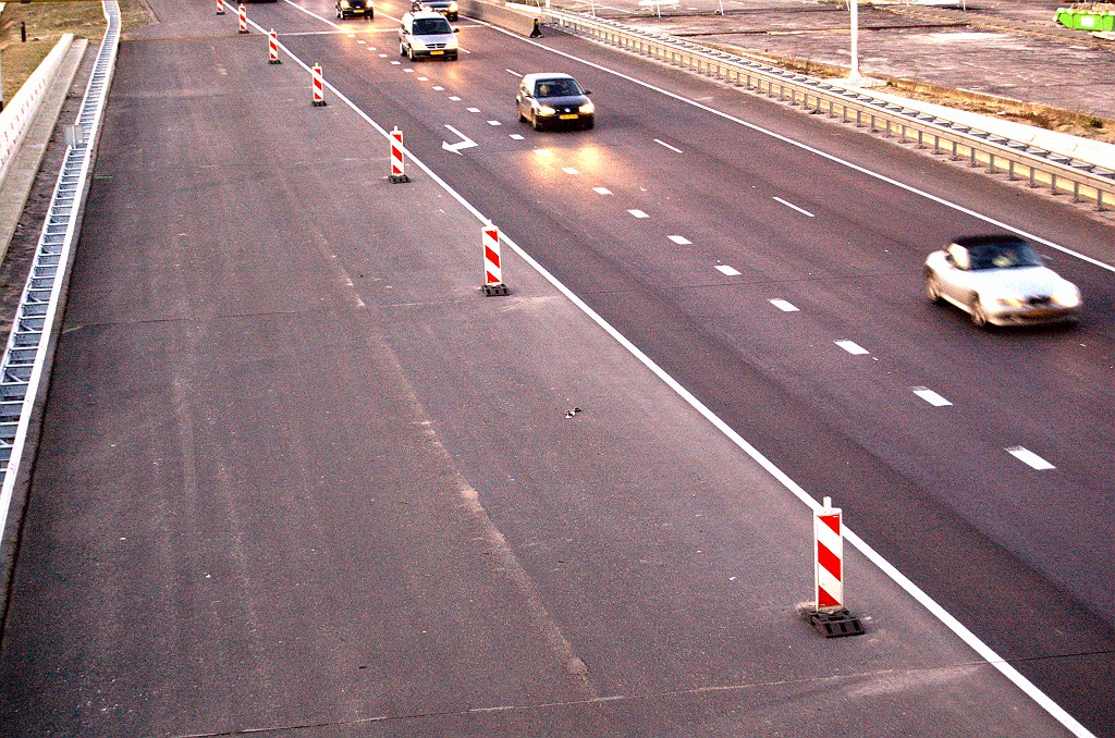 20081227-163509.bmp - En weer een zee van ruimte in de westelijke parallelbaan. De geprojecteerde vier rijstroken met vluchtstrook passen hier met gemak in.