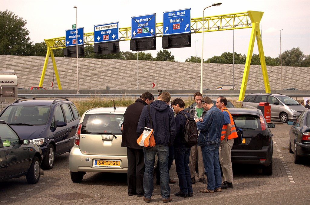 20090606-113130.bmp - Zaterdag 6 juni 2009: Open dag bij de Rondweg 's Hertogenbosch. Reden genoeg voor een forummeeting, met hier een beginnende samenscholing op de parkeerplaats bij de McDonalds nabij de aansluiting Rosmalen op de A2. Onder de meetingbezoekers bevinden zich zowel fans als tegenstanders van de NBA (nieuwe bewegwijzering autosnelwegen). De foto poogt beide tevreden te stellen.