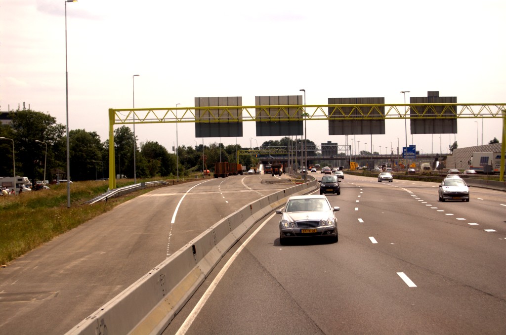 20090606-131138.bmp - Nieuw stukje parallelrijbaan in de aansluiting Rosmalen, dat gerealiseerd kon worden door het vergroten van de doorrijbreedte onder het viaduct door middel van grondkeringen.