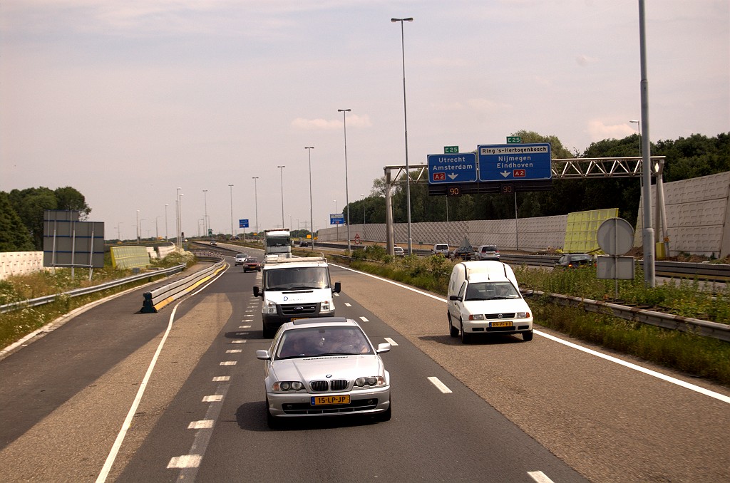 20090606-131340.bmp - Het project strekt zich ook uit over een stukje A59 ten westen van het knooppunt Empel, meteen herkenbaar aan de geluidsschermen met trekvogelmotief.