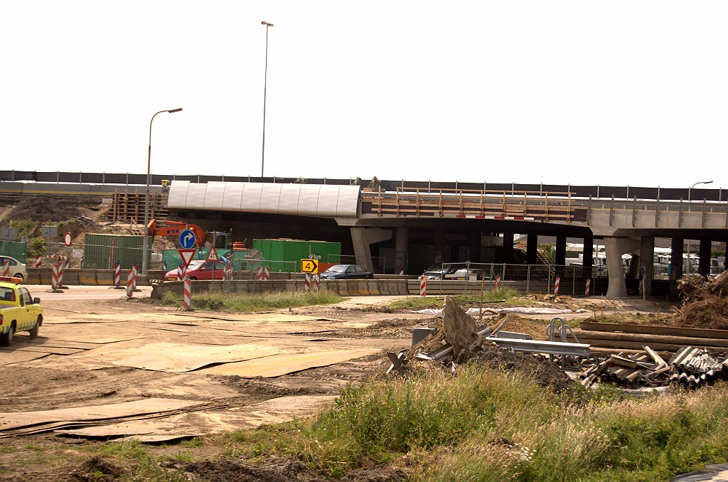 20090606-132331.bmp - Het viaduct in de aansluiting Kerkdriel werd deels in de oorspronkelijke jaren 60 stijl verbreed, met behoud van de karakteristieke welvingen. Toch worden die nu aan het oog onttrokken door metalen zijbeplating.