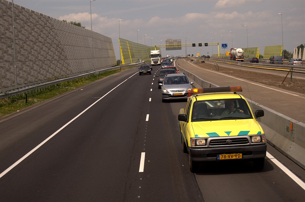 20090606-132730.bmp - Bus ook op de linkerrijstrook. Weginspecteur ontsteekt daarop zijn zwaailichten.