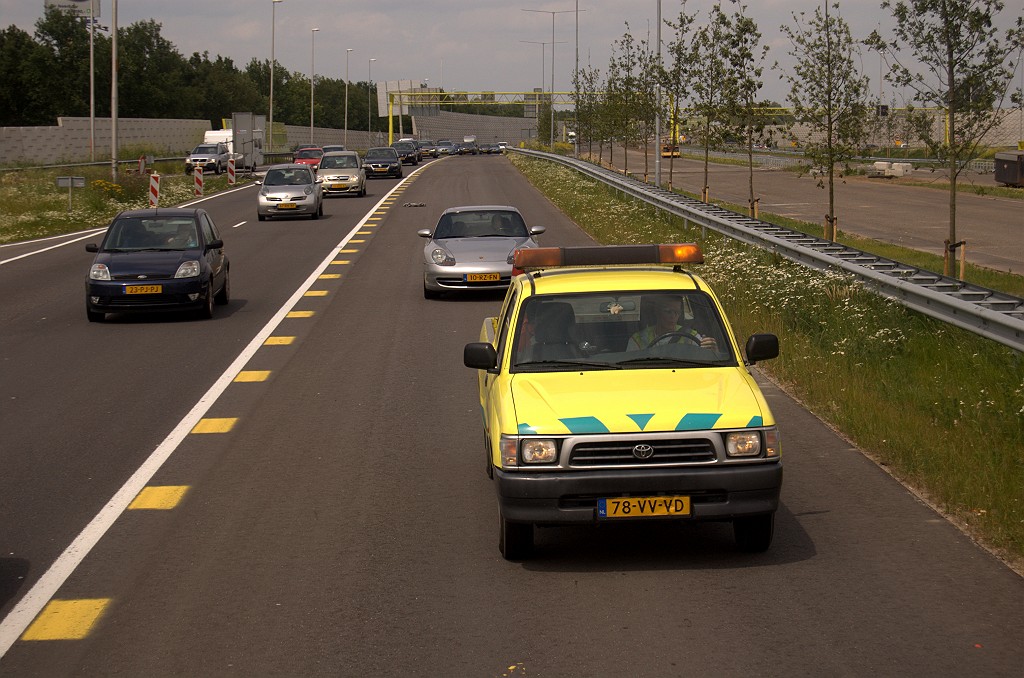 20090606-132842.bmp - Had het RWS voertuig per abuis de tekst "volgen" aanstaan? Een volgzame bestuurder is in ieder geval ook op de werkverkeerafrit beland.