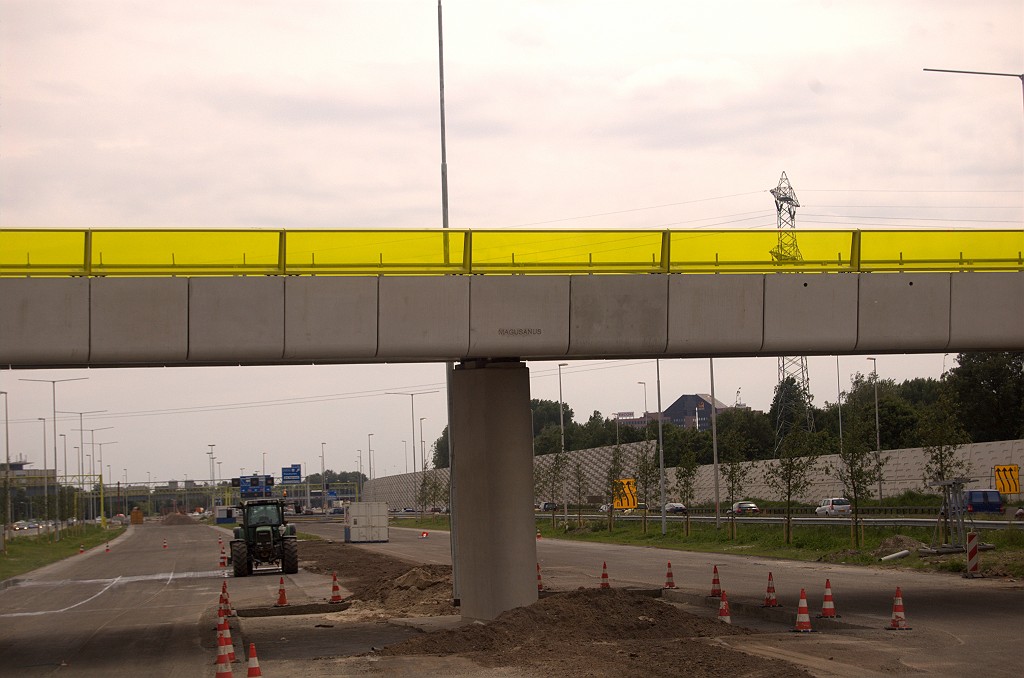 20090606-133148.bmp - De fundering onder deze steun ligt trouwens gedeeltelijk onder de rijbaan, als we het verhaal van de reisleidster goed begrepen hebben.