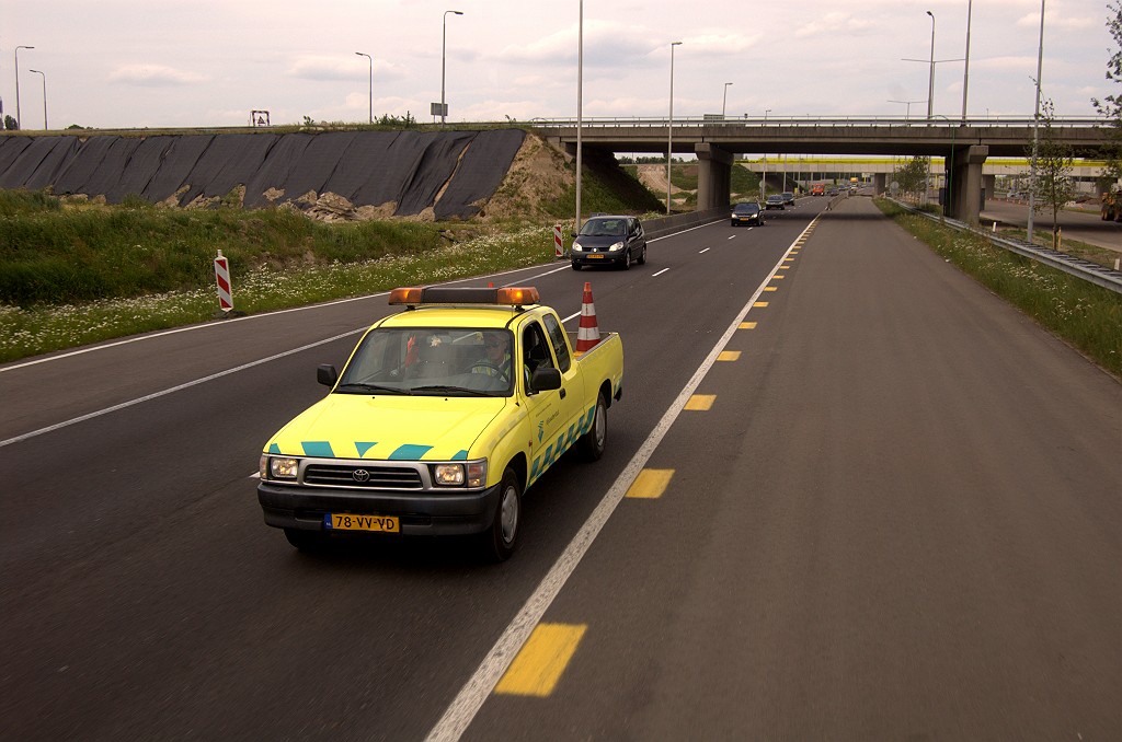 20090606-133417.bmp - Weginspecteur draagt zorg voor een veilige aftocht vanaf het werkvak over de linkse invoeger. Dank u!