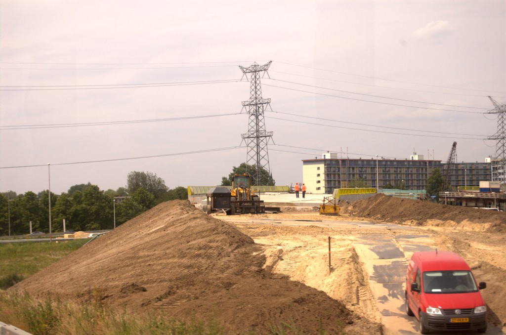 20090606-134504.bmp - Vanaf die parallelrijbaan gaat de rondrit terug naar kp. Hintham en de A59 oost. Wederom een voorproefje van wat ons nog te wachten staat.