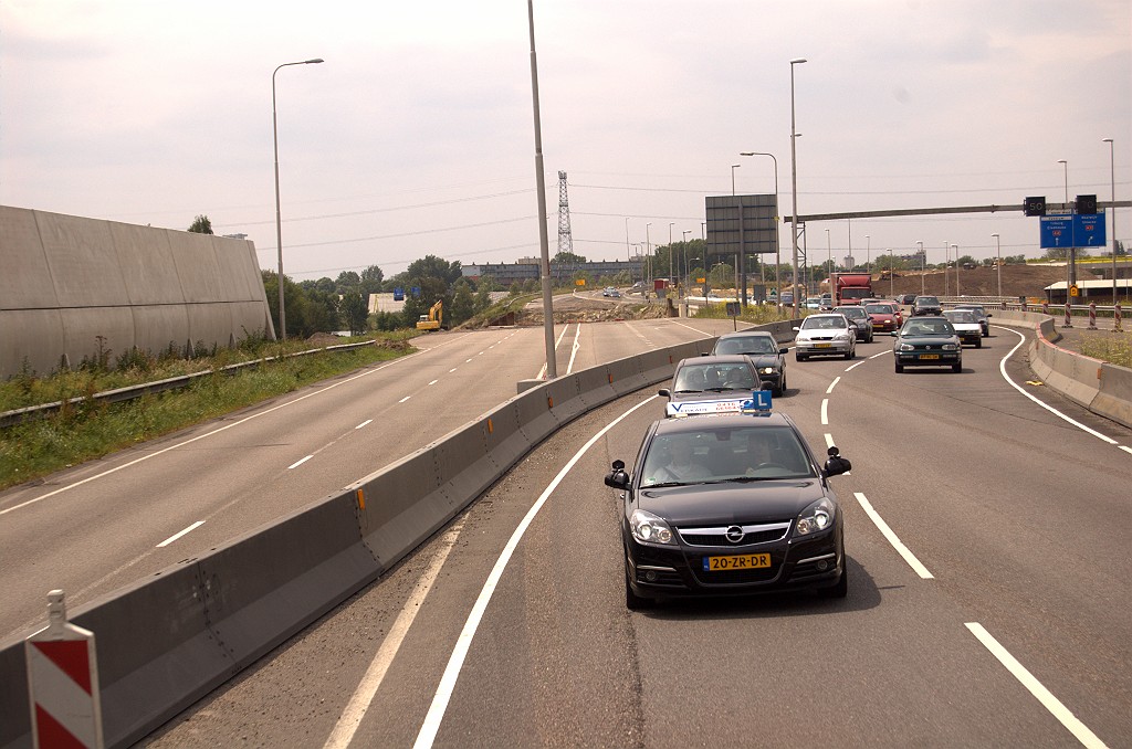 20090606-134544.bmp - Eerste van twee bruggen over de toekomstige omlegging van de Zuid-Willemsvaart gereed, waar het A59 verkeer in een 4+0 fasering overheen wordt geleid.