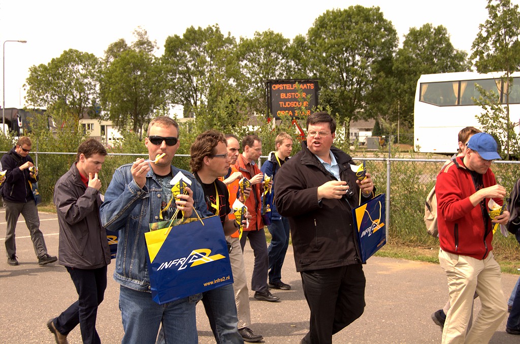 20090606-135930.bmp - Voorbereiding op het hoogtepunt van de open dag, een anderhalf uur durende wandeling door het knooppunt Hintham. GRATIS friet! (niet op de foto: GRATIS ijsjes!)