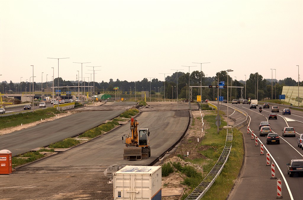 20090606-151954.bmp - In noordelijke richting zien we de viaducten over de Graafsebaan, waarvan het bestaande gehandhaafd blijft voor de hoofdrijbanen. Misschien krijgt de senior nog een vergelingsbehandeling.