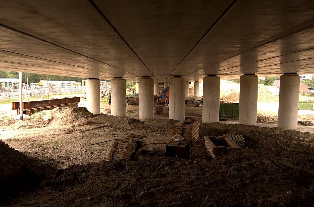 20090606-154838.bmp - De lengte van de nieuwe Zuid-Willemsvaartbruggen is veel groter dan noodzakelijk voor het overspannen van het kanaal zelf. Ecologische passage misschien?