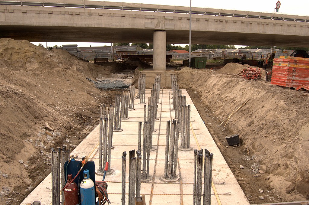 20090606-154951.bmp - Met het verkeer verplaatst naar de eerste nieuwe brug kon het oude A59 dijklichaam worden onderbroken voor de bouw van brug nummer twee, voor een totaal van zeven rijstroken.