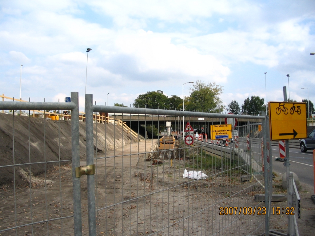 IMG_0501.JPG - Viaduct Mispelhoef, westzijde. Parallelweg taluds al tot op volledige hoogte opgeworpen, en aan de noordzijde reeds voorzien van asfalt voor 1 rijstrook.