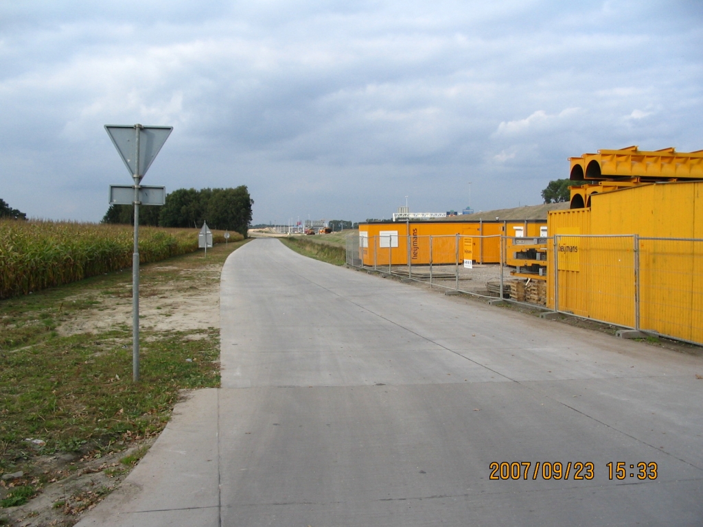 IMG_0502.JPG - Hier is de Nieuwe Achtse Heide omgetoverd tot de gladste betonplatenbaan van het land :) Behalve een ideale skeelerbaan doet het ook dienst als toegangsweg naar een zanddepot van Heijmans.