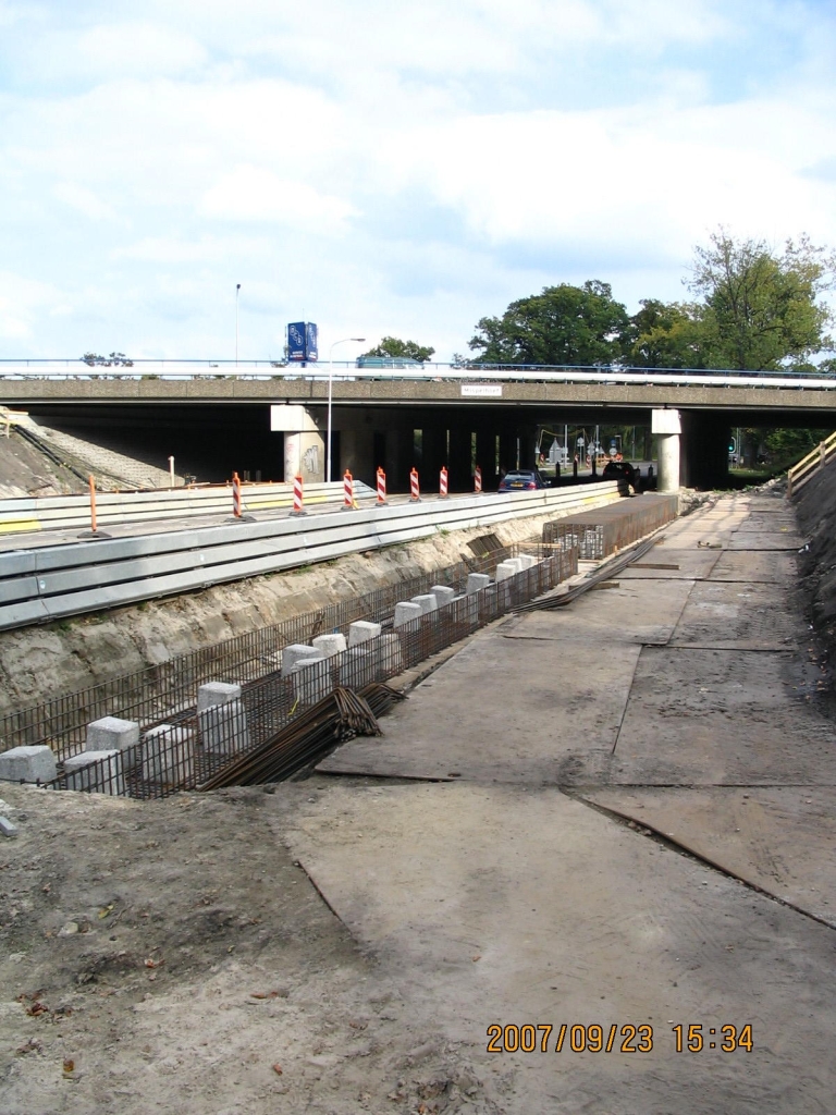 IMG_0503.JPG - Nog steeds Mispelhoef viaduct met beter zicht op de heipalen en betonwapeningvlechtwerk. Aan de andere kant van het viaduct zijn geen werken, zodat het erop lijkt dat op deze betonpalen niet alleen de westelijke parallelweg maar ook een gedeelte van de hoofdrijbaan gaan dragen.