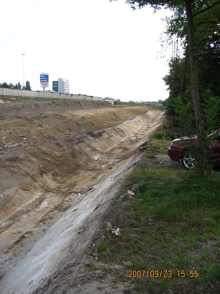 IMG_0509.JPG - Zelfde positie als de vorige foto, maar dan kijkend naar het zuiden. Talud richting Beatrixkanaal lijkt nog niet op hoogte.