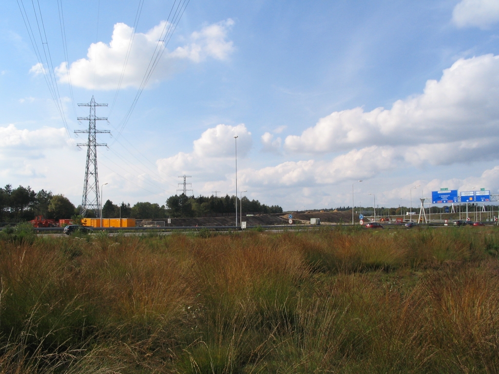 IMG_0516.JPG - A2 net ten zuiden van KP Leenderheide, foto genomen van de oostkant, alleen te bereiken via een aantal kilometers zandpaden. Het grote talud voor de hoofdrijbaan is te zien. Dit is het eerste werk voor de nieuwe hoofdrijbaan - alle andere werken tot nog toe zijn voor de parallelbanen.