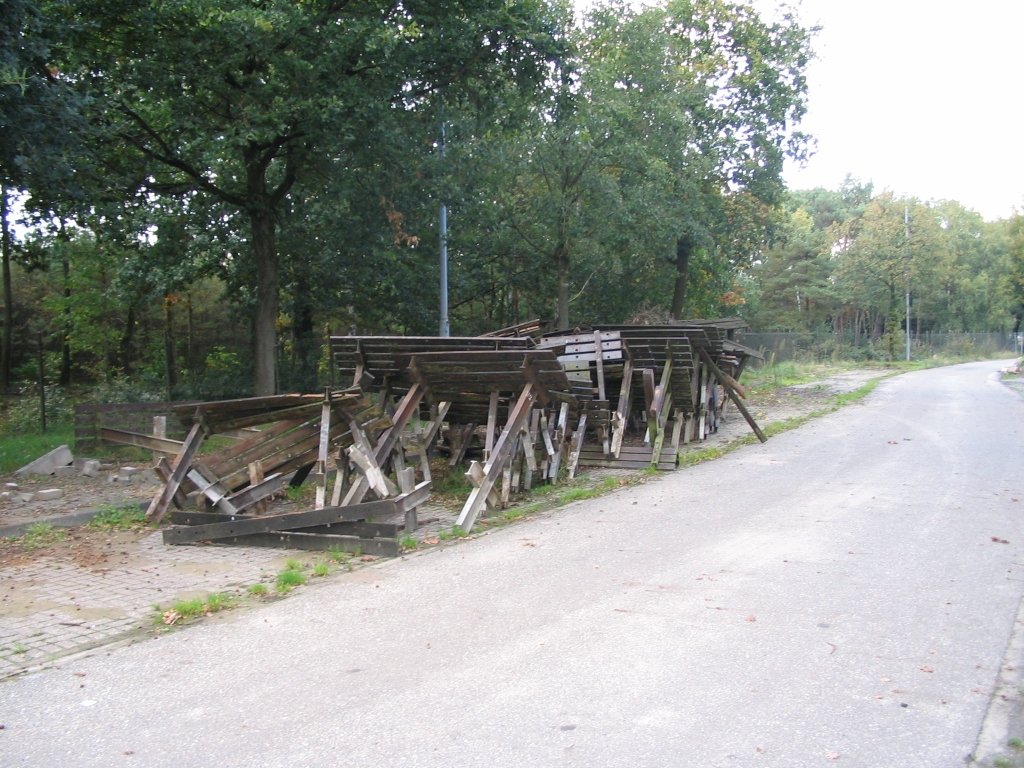 IMG_0521.JPG - Voormalig VZP en MOP "de Aalsterhut" dat heeft moeten wijken voor de verbreding. Het ziet er niet naar uit dat de hier op een hoop gegooide tafels en banken nog heringezet gaan worden op een ander VZP.