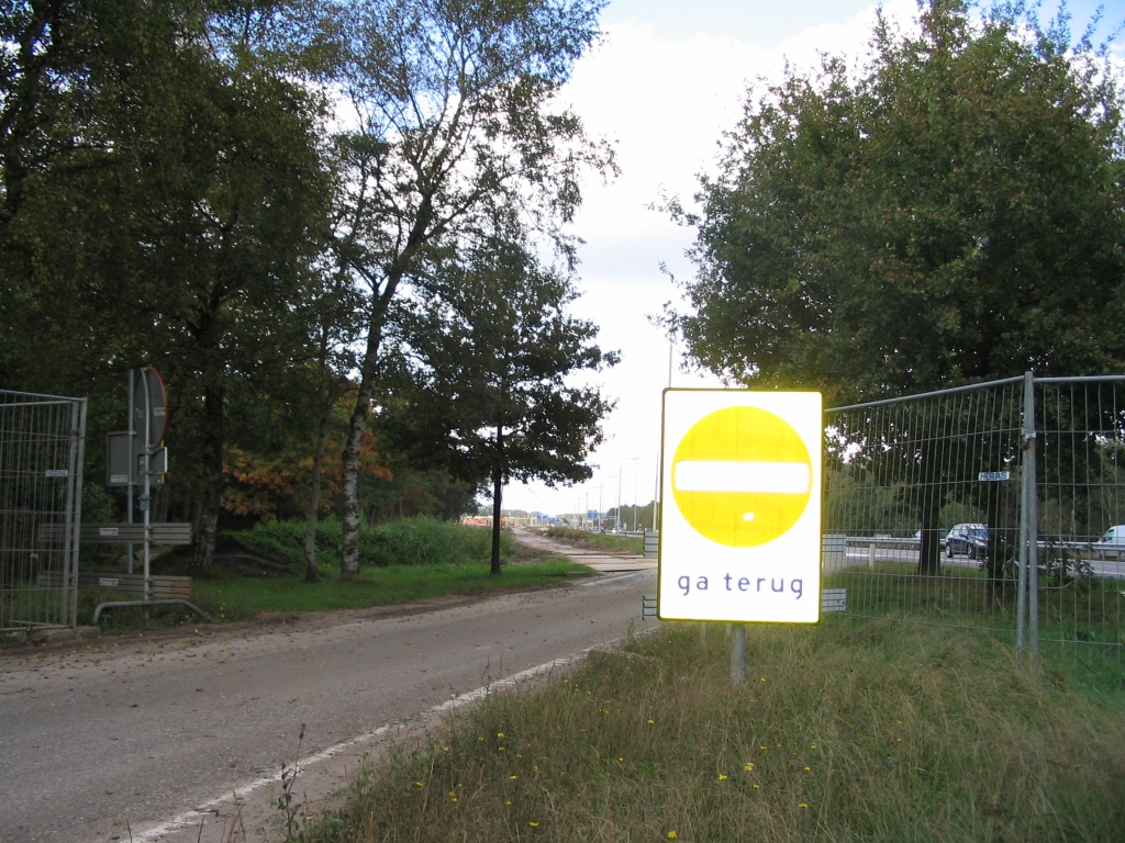 IMG_0522.JPG - Entree van de ex-VZP. De werkverkeerbaan loopt door tot aan KP Leenderheide.