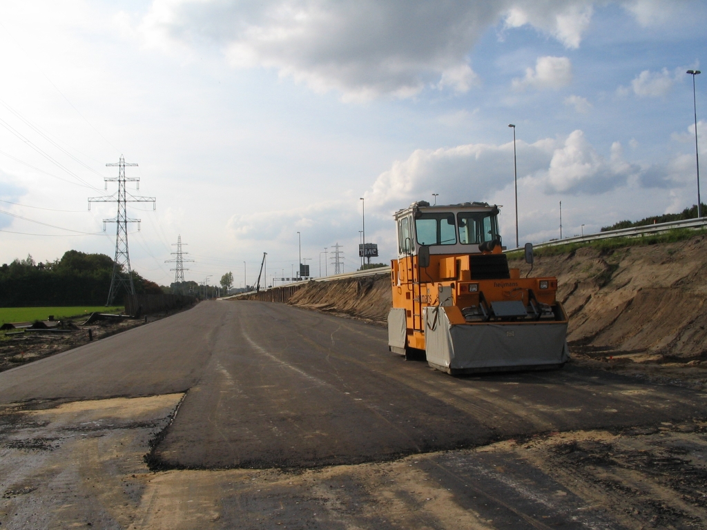 IMG_0524.JPG - Vers asfalt! Dit is halverwege de aansluiting Aalsterweg/N69 en het viaduct Roostenlaan, zuidzijde. Het ziet er inderdaad breed genoeg uit voor de drie rijstroken die RWS eist tijdens de periode dat de hoofdrijbaan dichtgaat en al het verkeer over de parallelbanen moet.