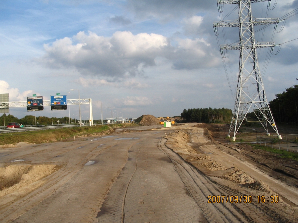 IMG_0535.JPG - Bovenaan het talud naar het te verbreden viaduct Roostenlaan, kijkend in oostelijke richting. Het zand moet hier nog wat inklinken, blijkens de diepte van het spoor dat mijn fiets heeft achtergelaten.