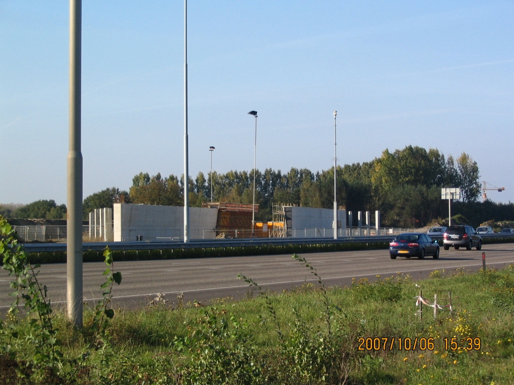 IMG_0540.JPG - KP Batadorp, gezien vanaf de zuidoost zijde, 2 damwanden voor het viaduct met de enkelstrooks verbindingsweg A58 west -> hoofdrijbaan (onderdoor) en de verbindingsweg A2/A58 oost -> parallelbaan (bovenlangs).