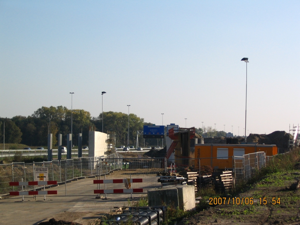 IMG_0544.JPG - Noordelijk aanzicht van de 1 strooks corridor tussen A58 west en hoofdrijbaan.