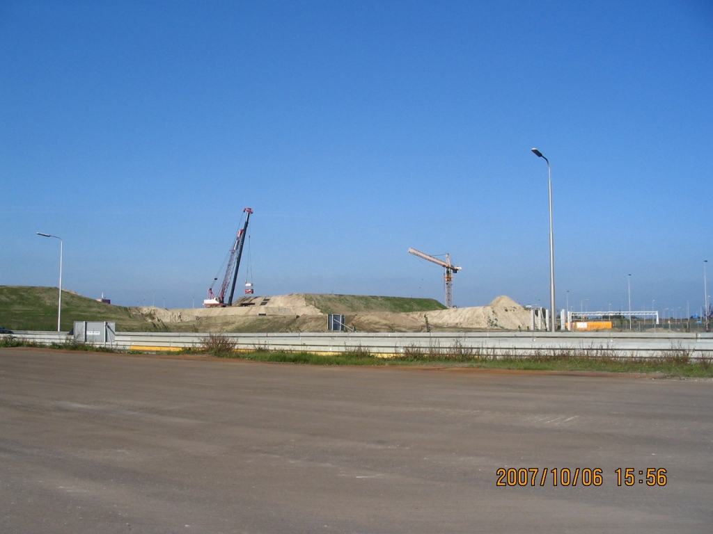 IMG_0545.JPG - De hoogste zandlichamen op dit plaatje lijken bestemd voor de verbindingsweg A58 west -> A58 oost. Dus geen volledige flyover zoals maquettes en TB suggereerden.