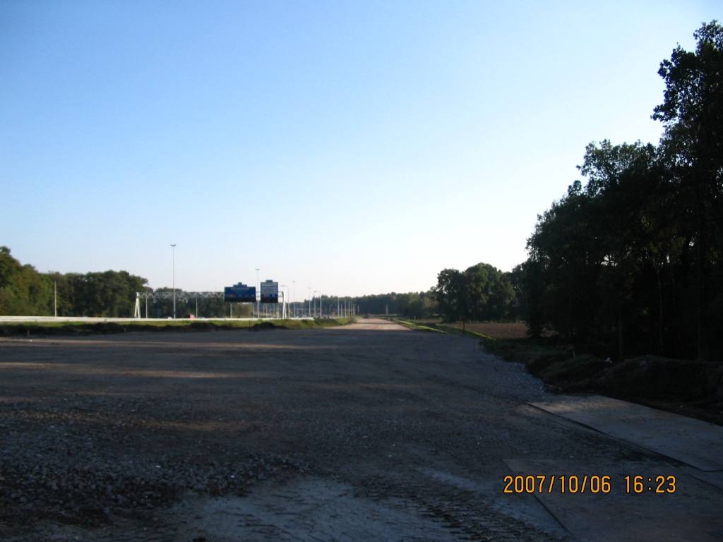 IMG_0554.JPG - Oirschotsedijk, kijkend naar het noorden. Asfalt kan hier niet lang meer op zich laten wachten.